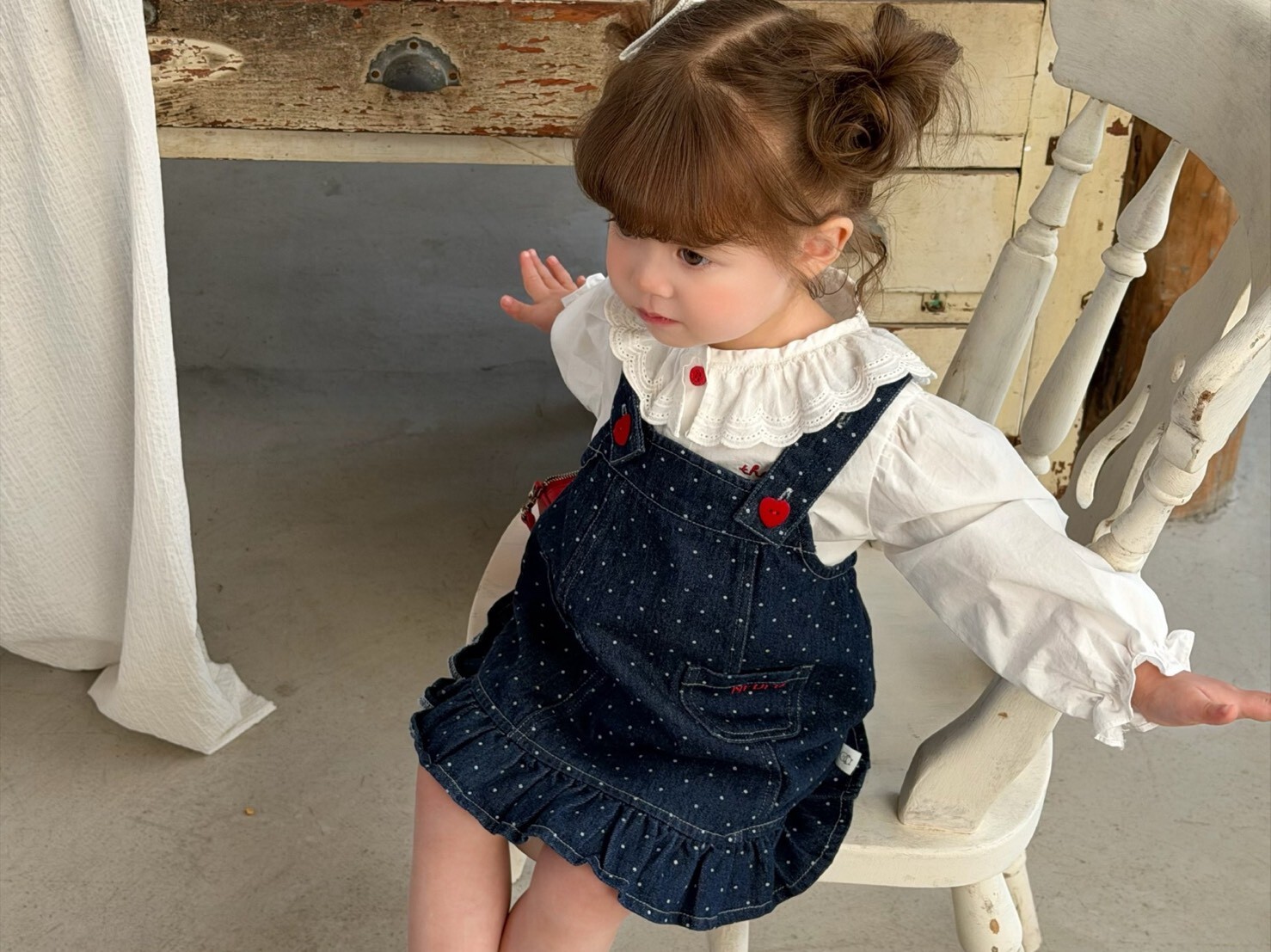 紅釦蕾絲大圓領襯衫