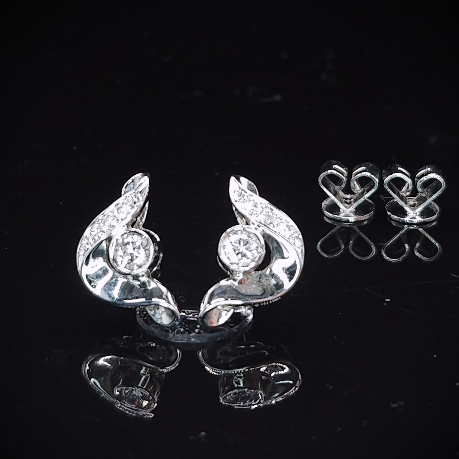 全新18K白金【主石23份鑽石】配小鑽共31份鑽石耳環