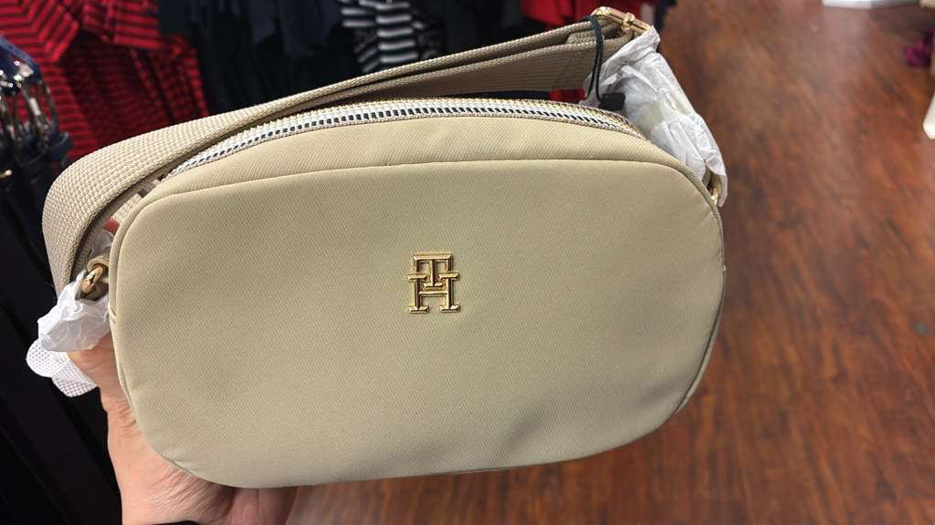 VO002 Tommy Hilfiger 金色TH LOGO拉鏈相機包 21x13cm