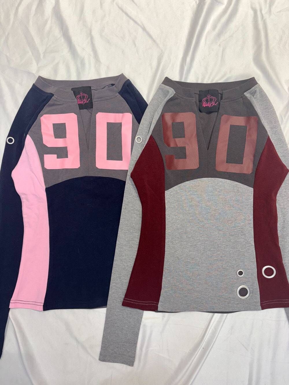 【9090 girl】0221 發售 V-Neck Slim Numbered Tee