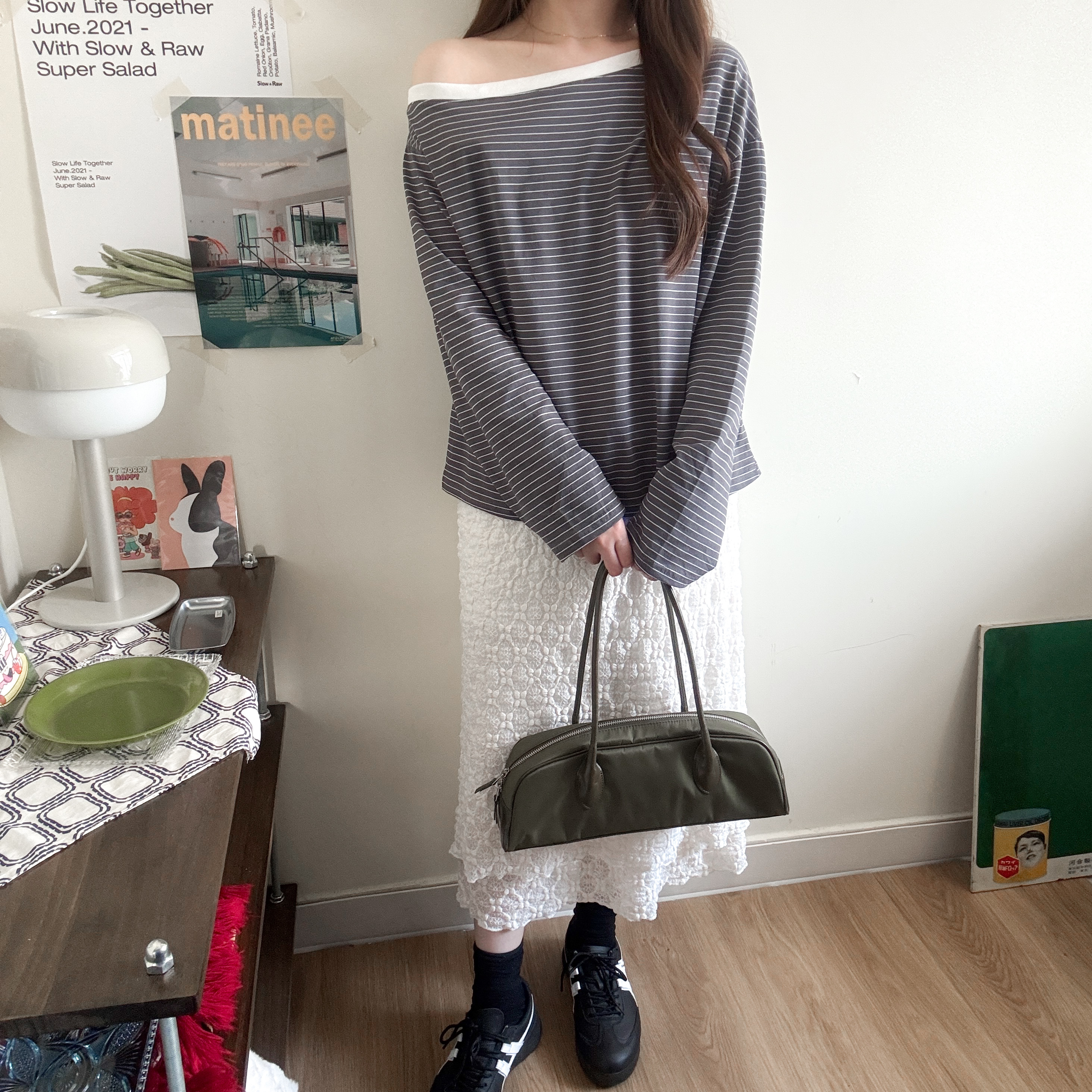 斜肩露膊橫間tee