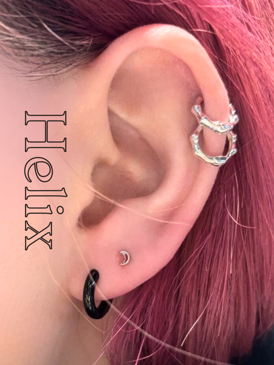 耳骨穿環，使用骨節造型的抗敏鋼耳環