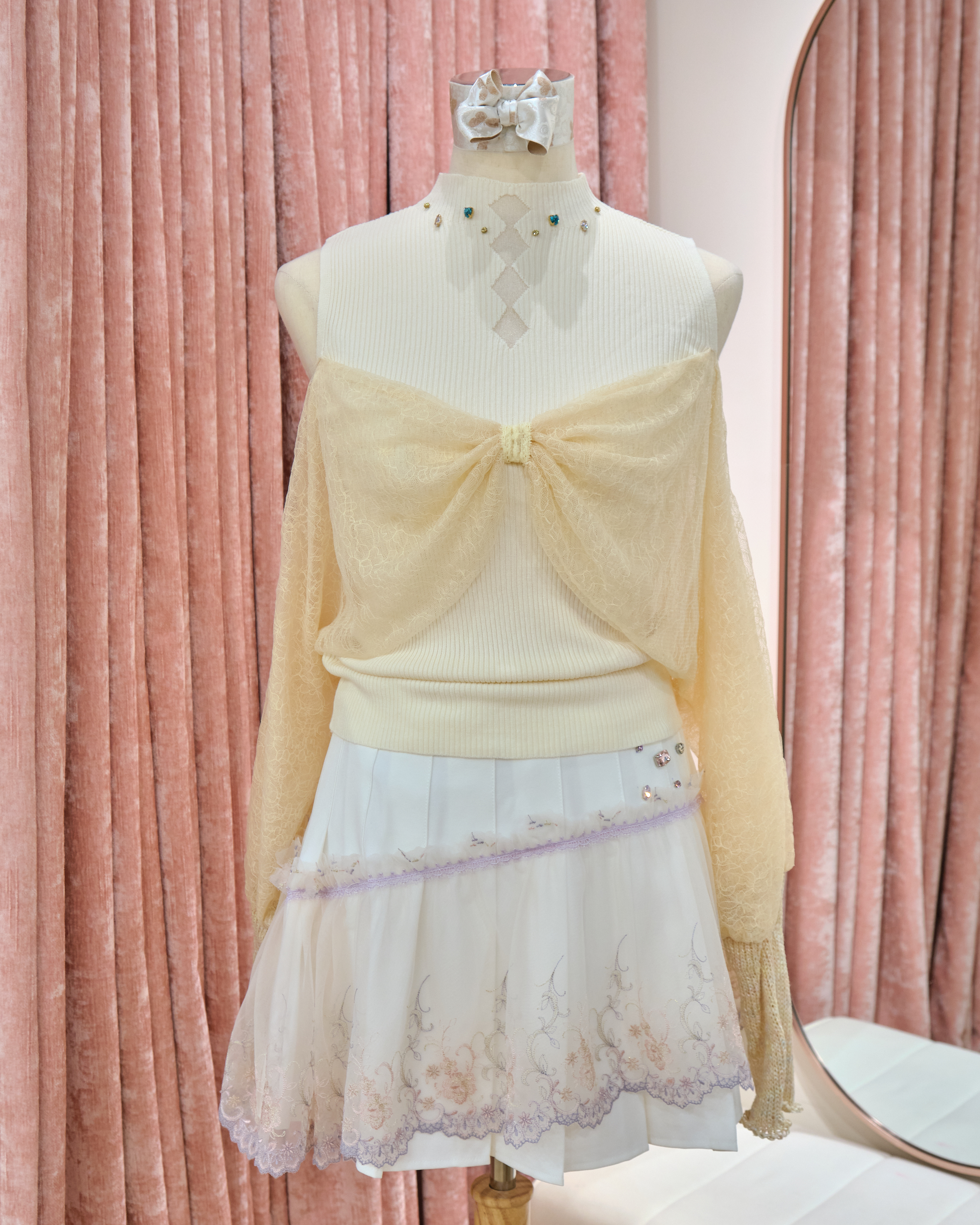 13350 Off-Shoulder Lace Wish Knit Vest