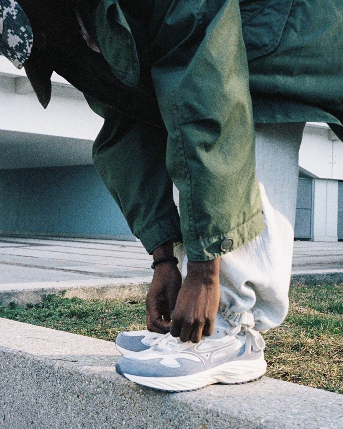 【現貨】Mizuno 美津濃 WAVE RIDER β 麂皮 透氣 休閒 復古 慢跑鞋 霧灰藍