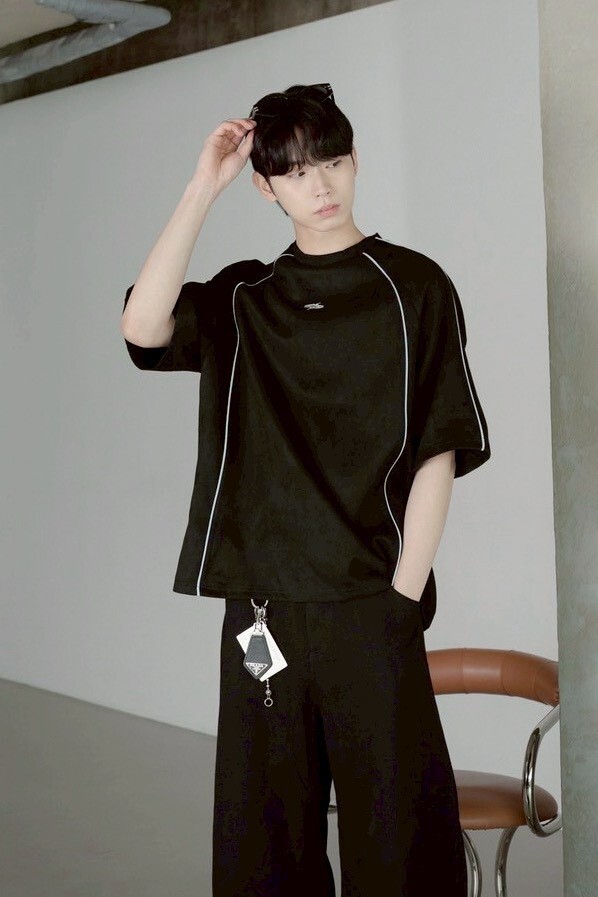 韓系銀標線條設計 麂皮短袖上衣