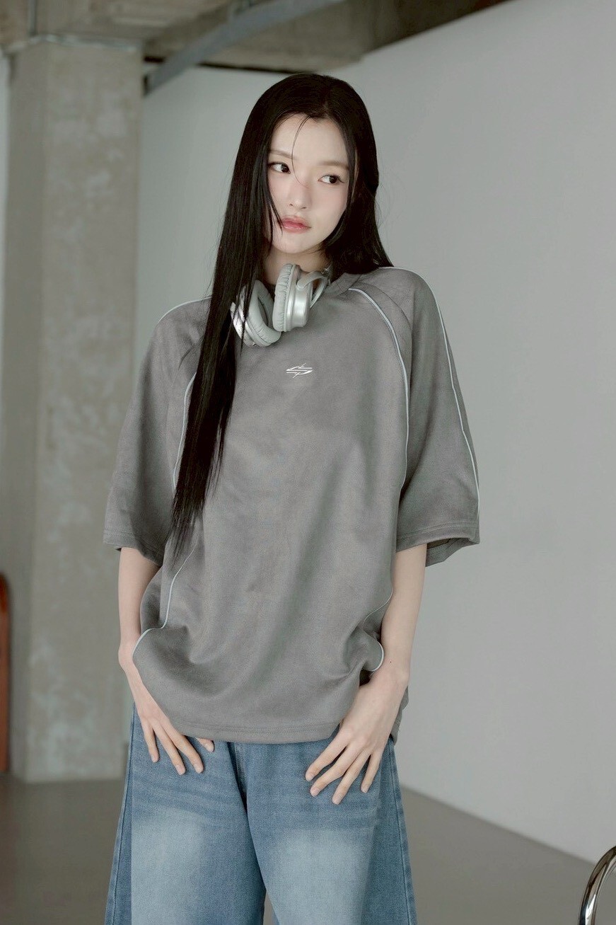 韓系銀標線條設計 麂皮短袖上衣