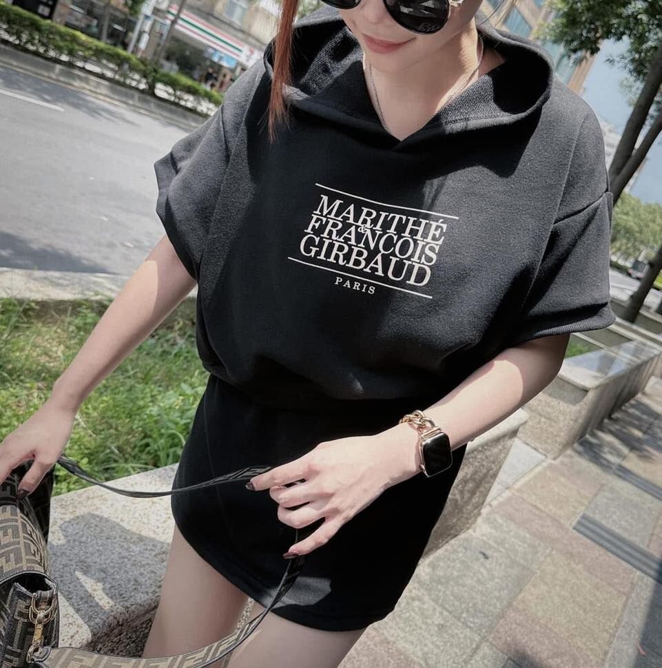 【時髦又休閒的連帽上衣＋短褲裙套裝組】(現貨）