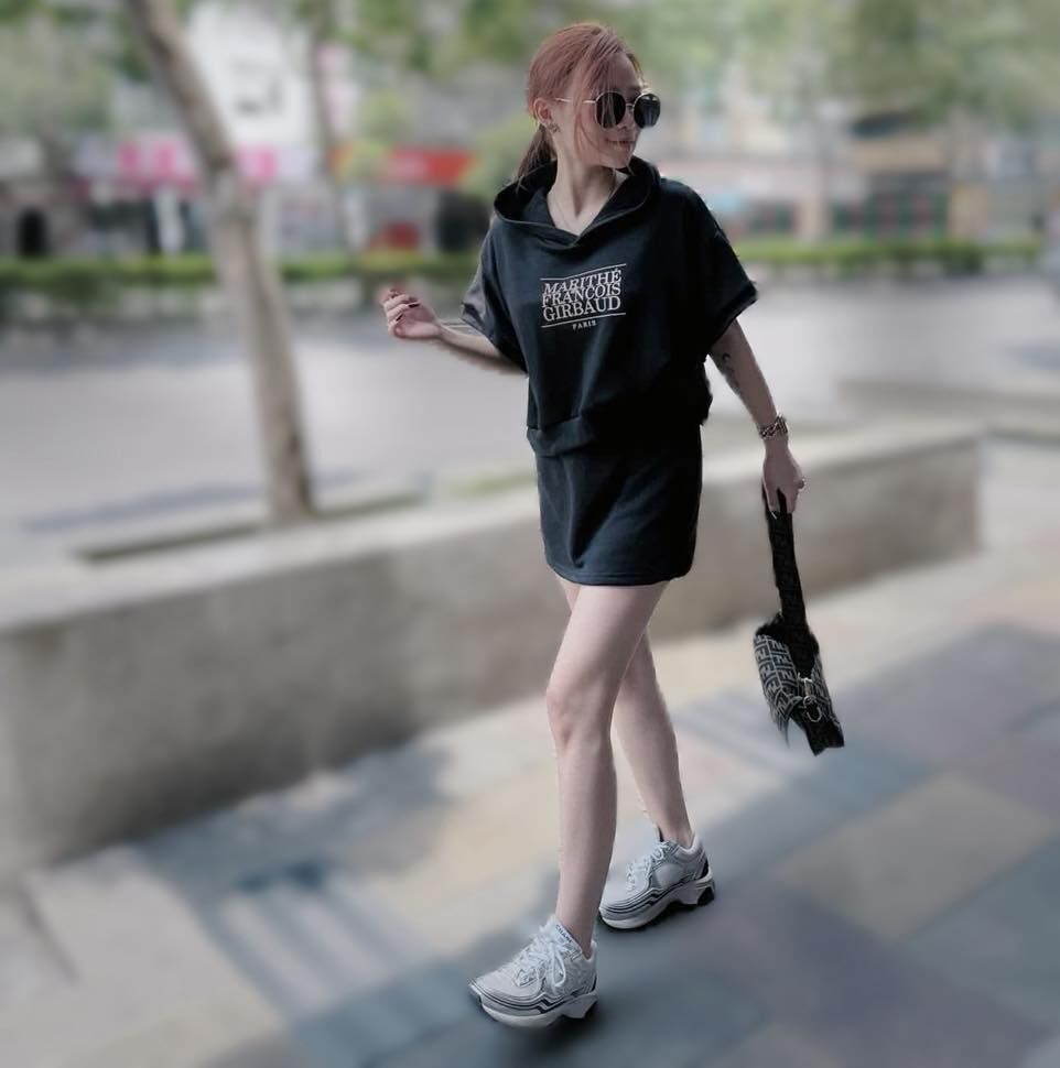 【時髦又休閒的連帽上衣＋短褲裙套裝組】(現貨）