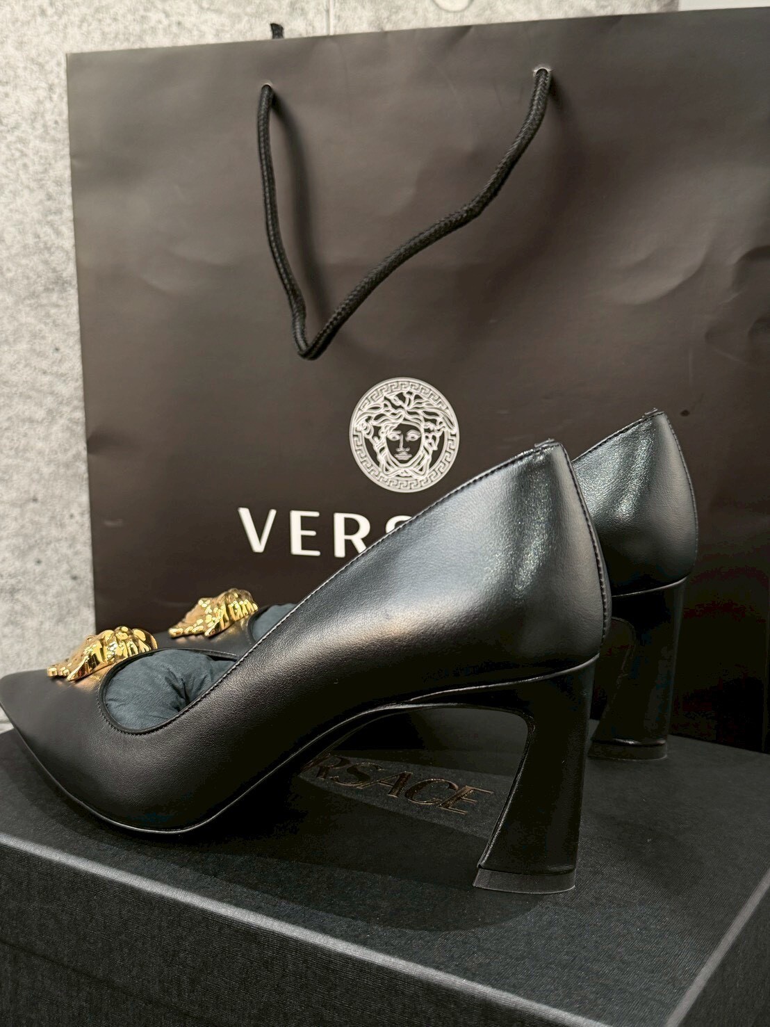 現貨65折 VERSACE 經典款黑金美杜莎 女王頭高跟鞋