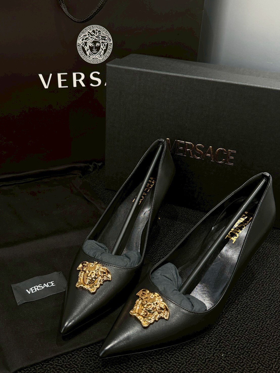 現貨65折 VERSACE 經典款黑金美杜莎 女王頭高跟鞋