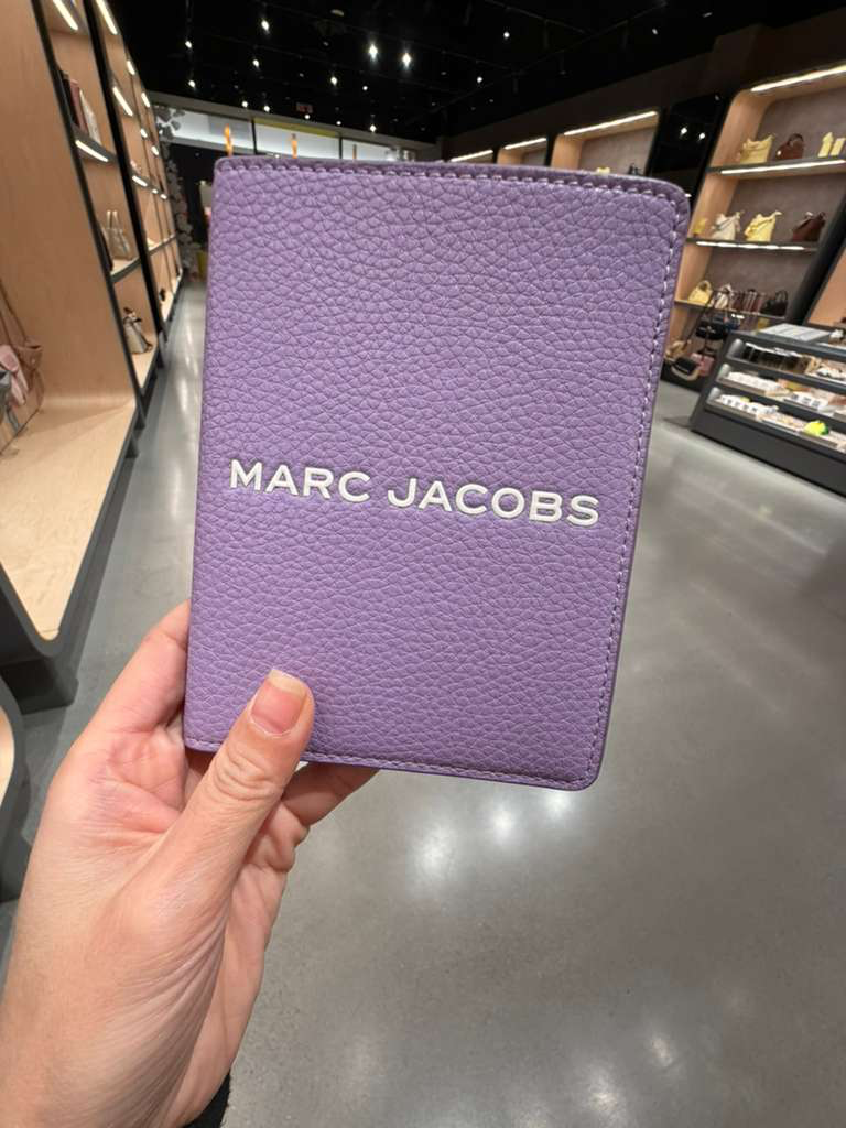 VQ006 Marc Jacobs 白色LOGO PASSPORT套