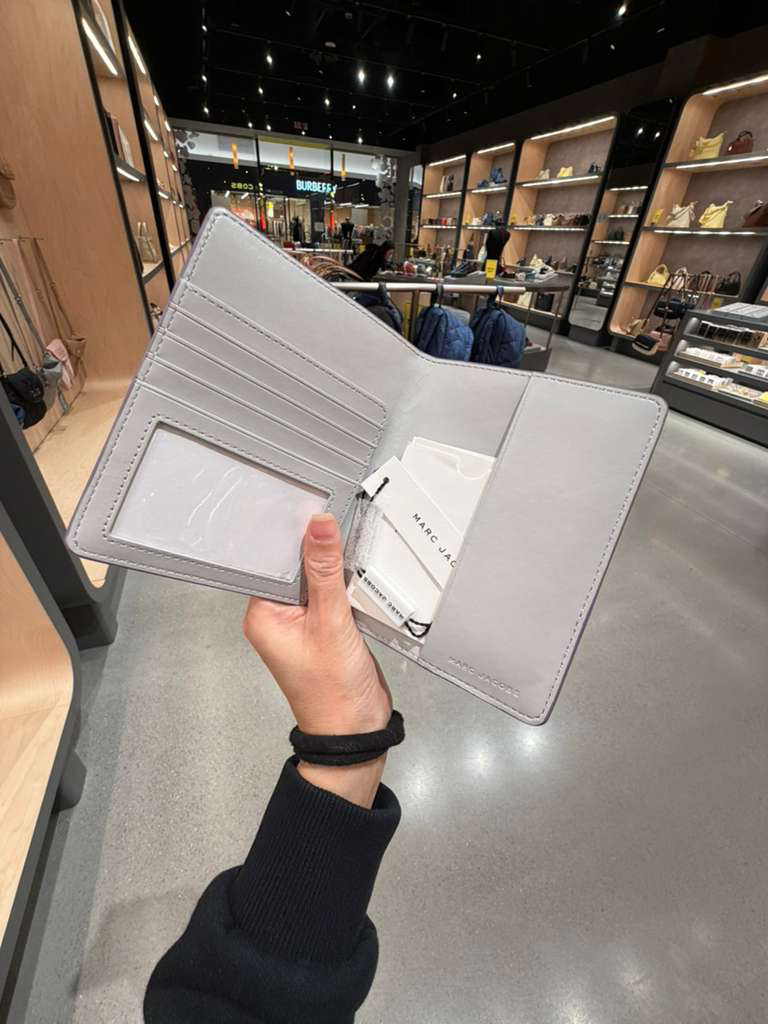 VQ006 Marc Jacobs 白色LOGO PASSPORT套