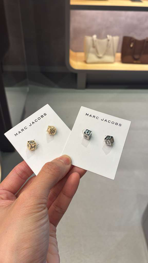 VQ060 Marc Jacobs 骰仔LOGO耳環