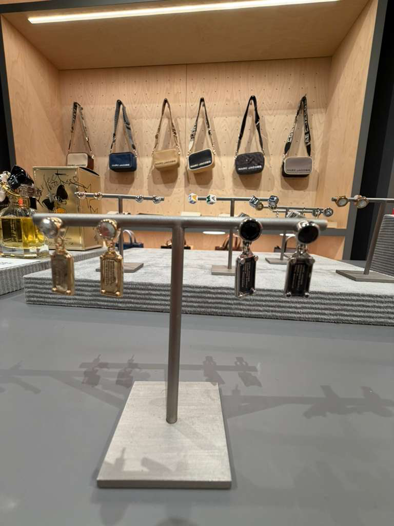 VQ059 Marc Jacobs 方型LOGO吊墜耳環