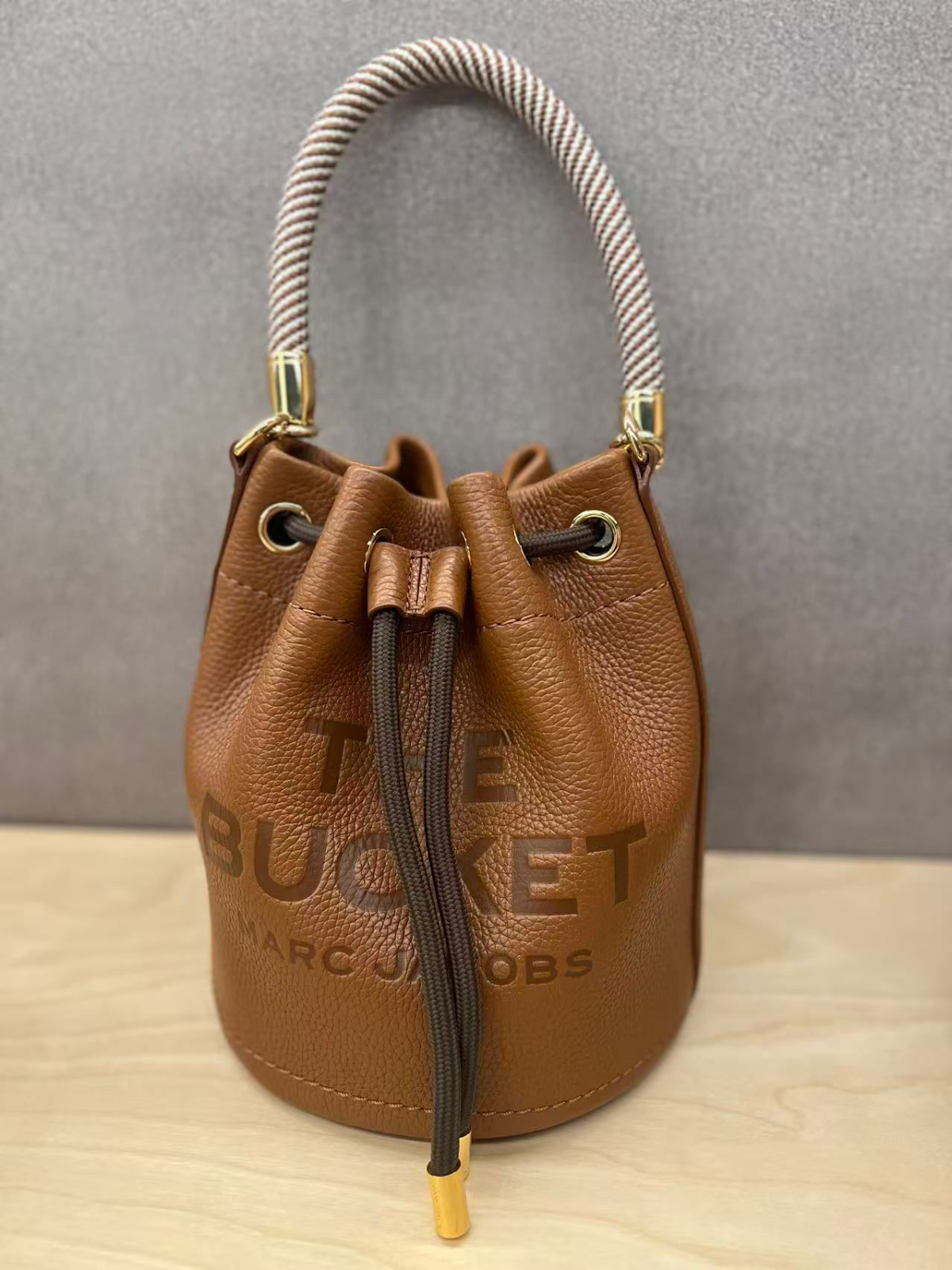 VQ044 Marc Jacobs 粗帶LOGO水桶袋 23x22cm