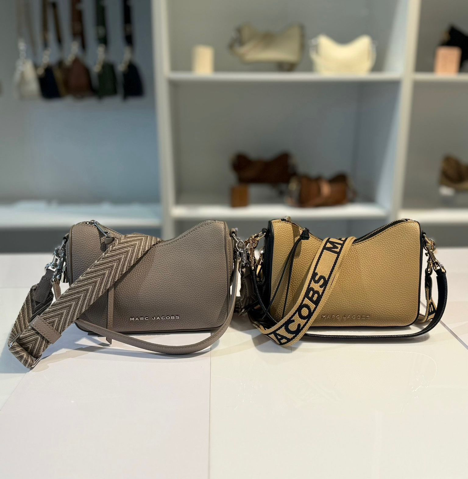 VQ041 Marc Jacobs 細LOGO粗肩帶半月包