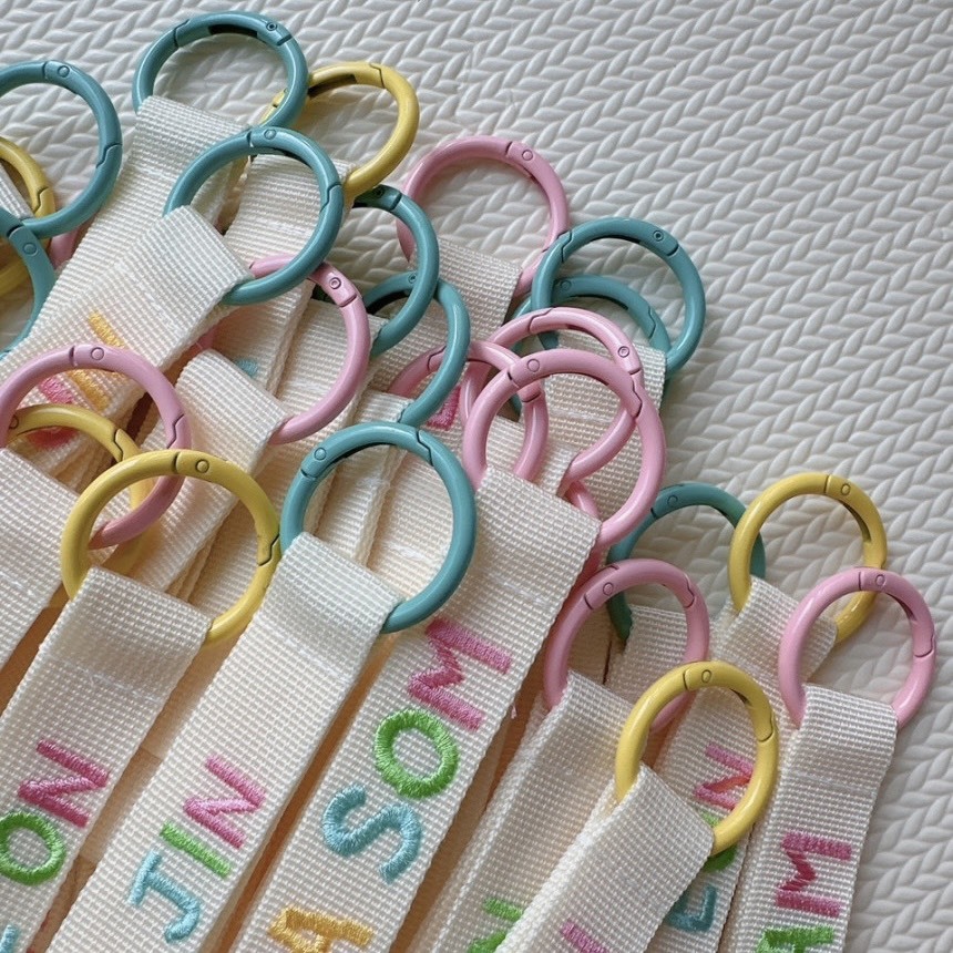 韓國｜彩虹字母刺繡姓名飄帶