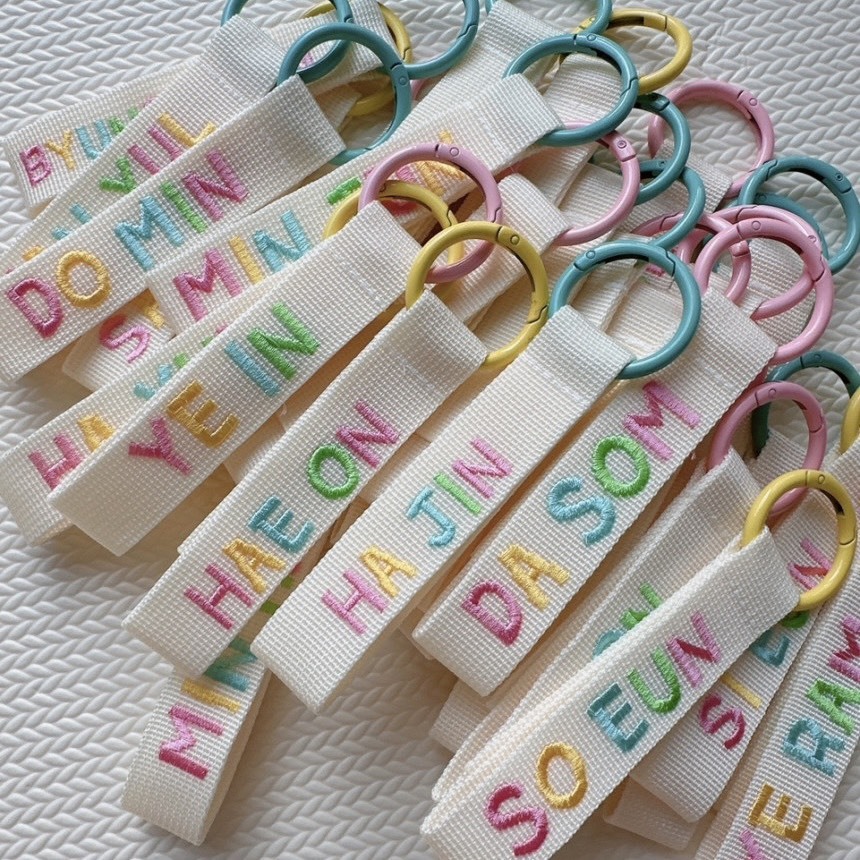 韓國｜彩虹字母刺繡姓名飄帶