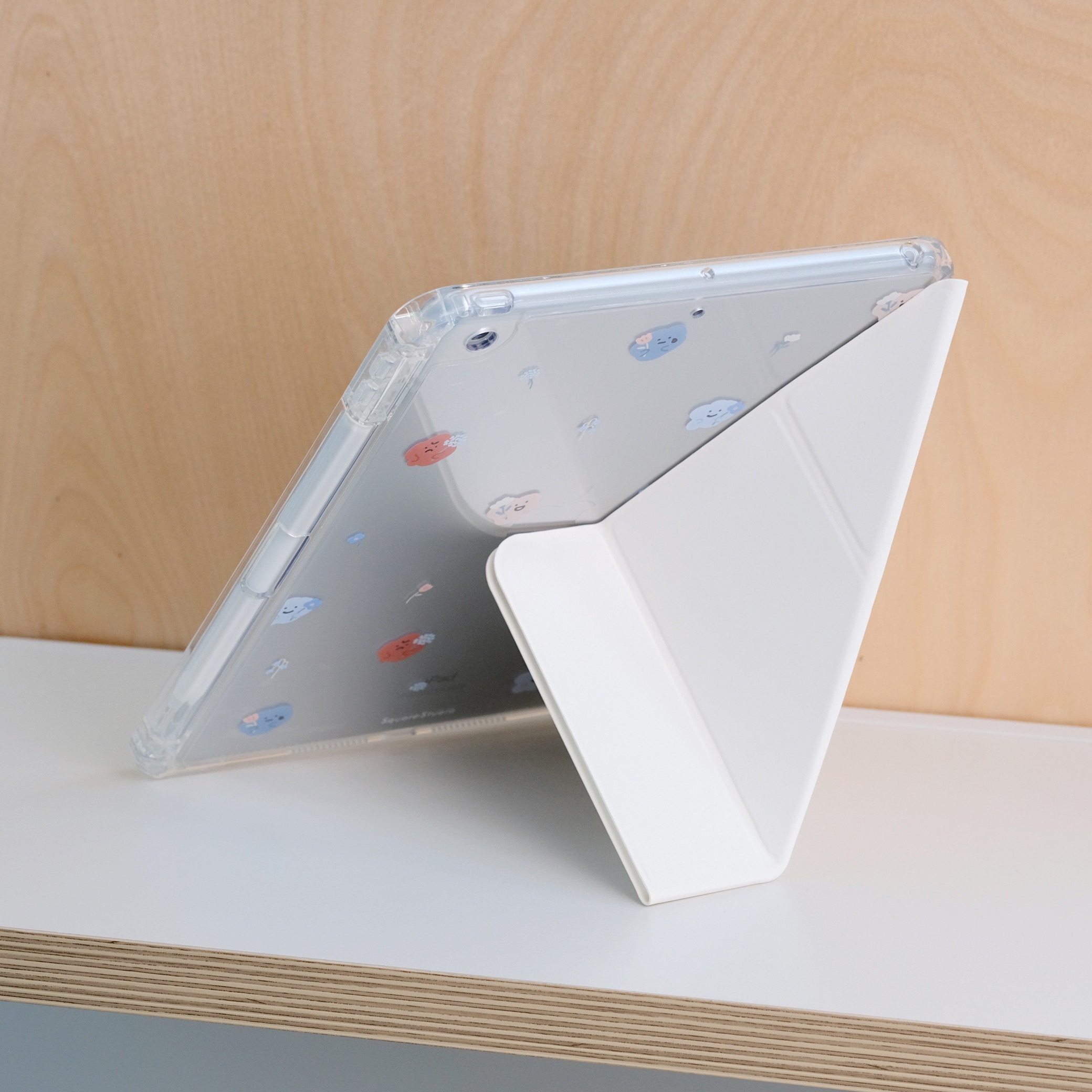 【三折式】上蓋可以折成三角形，將iPad立成兩種角度