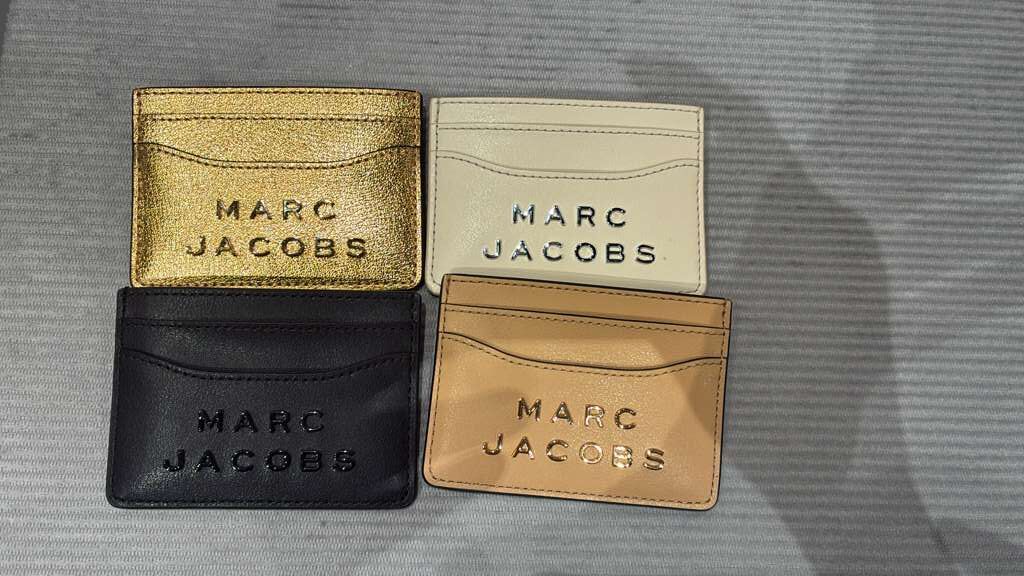 VQ079 Marc Jacobs 淨色凸字LOGO卡套