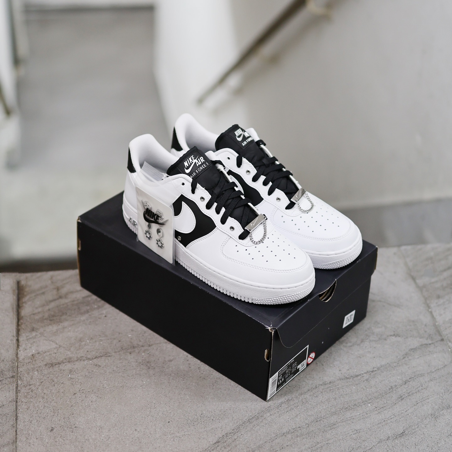 NIKE AIR FORCE 1 ‘07 PRM White Black白黑銀扣吊飾鍊條  da8571-100