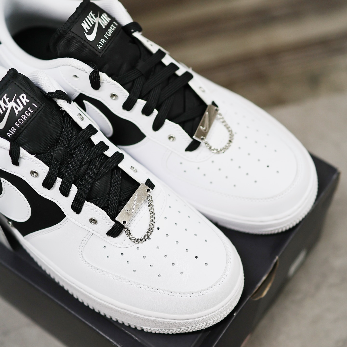 NIKE AIR FORCE 1 ‘07 PRM White Black白黑銀扣吊飾鍊條  da8571-100