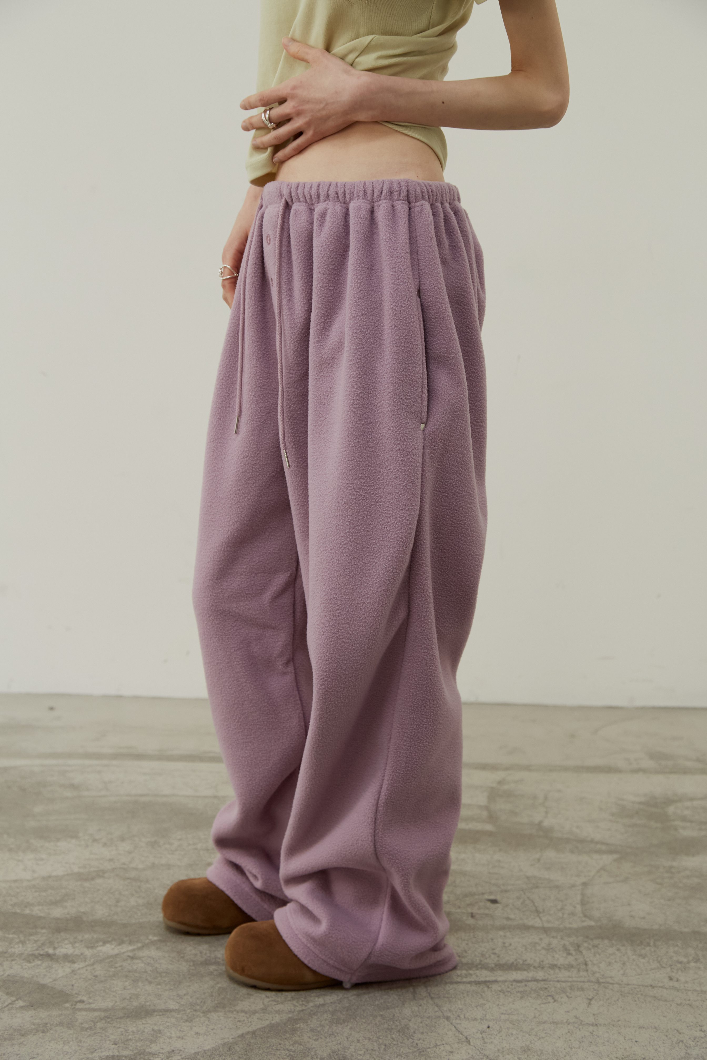 [現貨] TN MADE FW26 Hidden - HELD BY FABRIC 搖粒絨門襟排釦抽繩棉褲 - 莓果