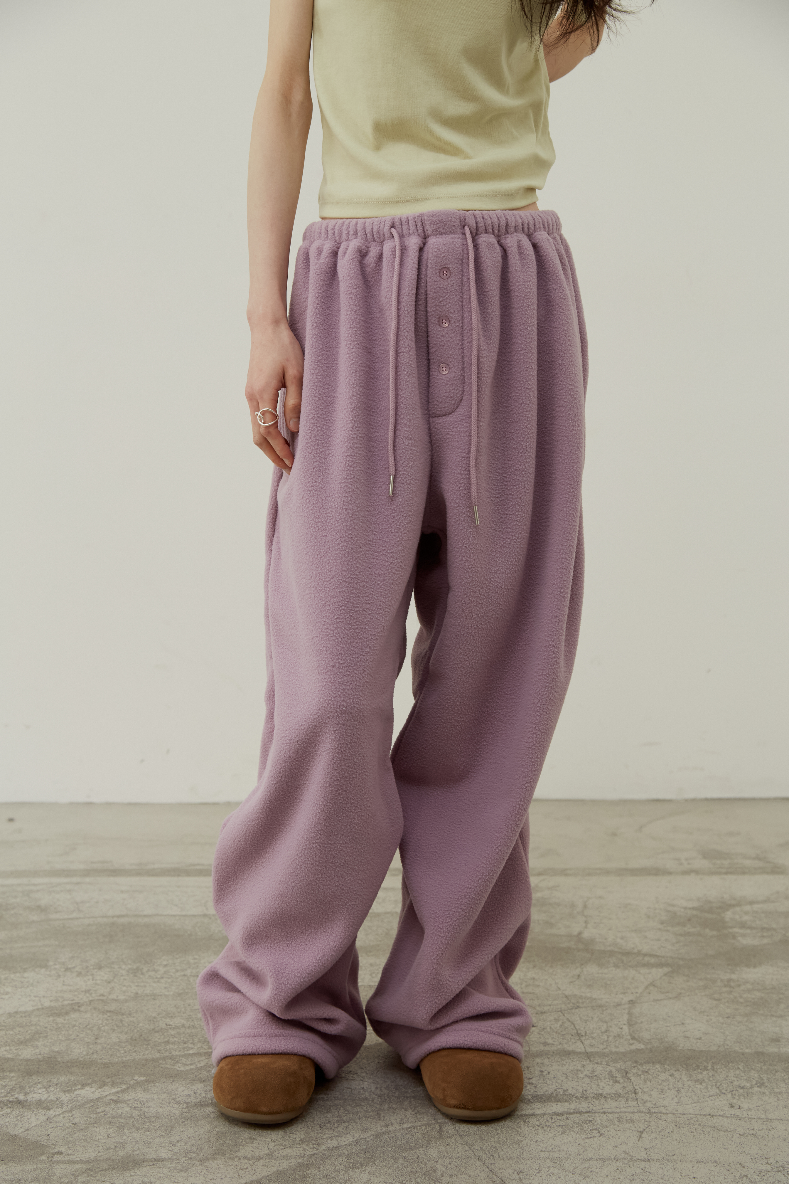 [現貨] TN MADE FW26 Hidden - HELD BY FABRIC 搖粒絨門襟排釦抽繩棉褲 - 莓果