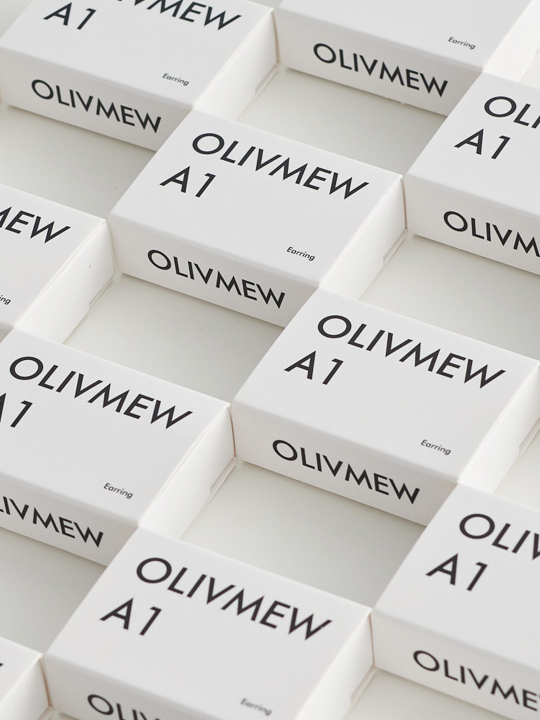 OLIVMEW A1 純銀圈圈耳環 白色包裝盒陳列