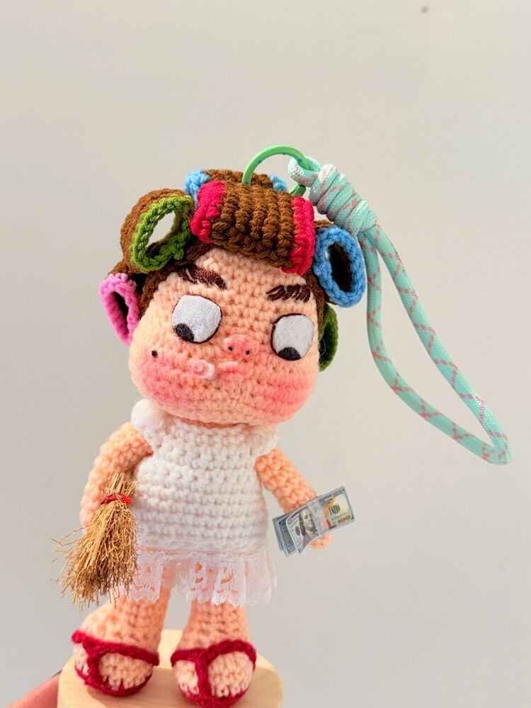 拿鈔票白蕾絲包租婆醜娃吊飾-43號『約16-17cm』((不列入會員折扣))