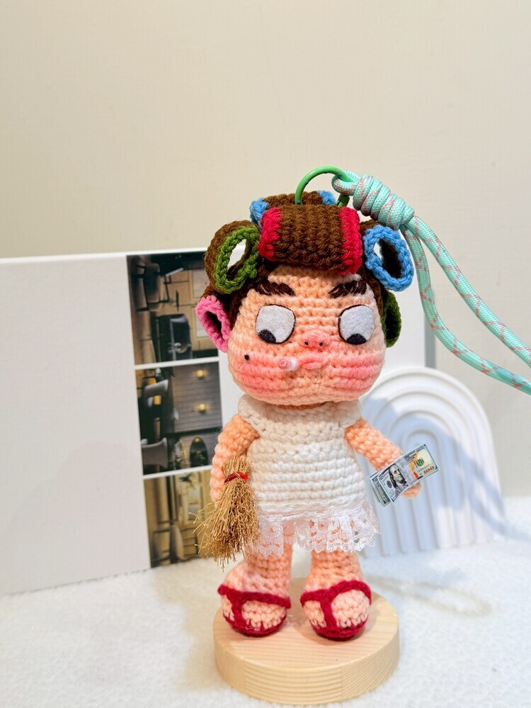 拿鈔票白蕾絲包租婆醜娃吊飾-43號『約16-17cm』((不列入會員折扣))