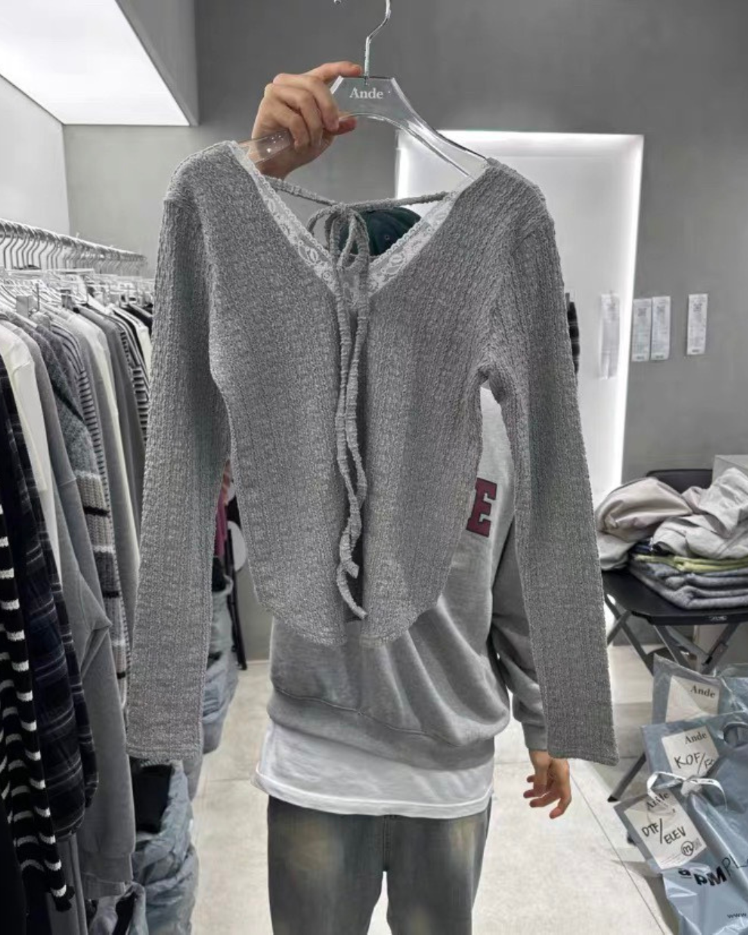 Ande 蕾絲 V 領背後綁帶上衣