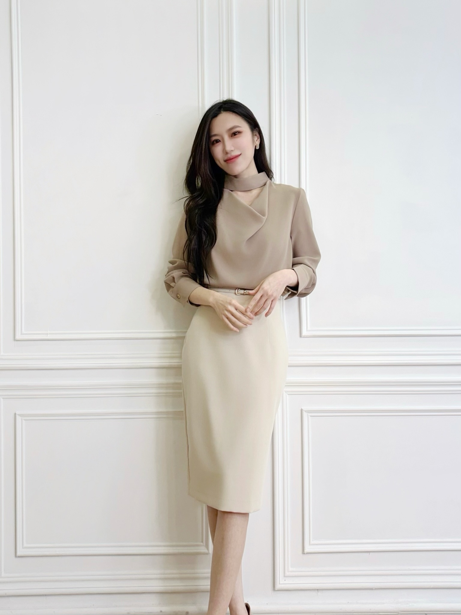 領間簍空繫帶垂墜領上衣