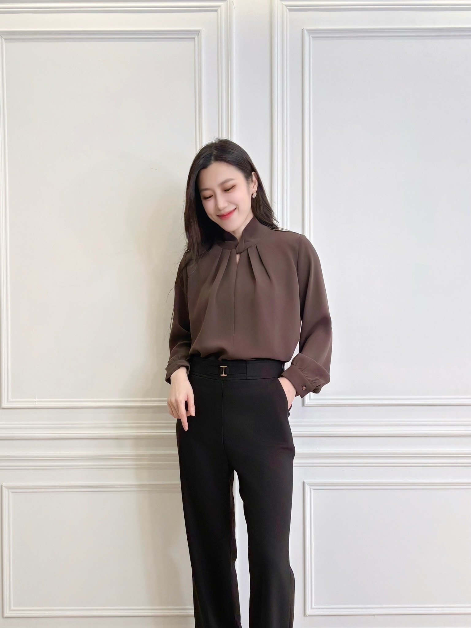 領間扭結簍空上衣