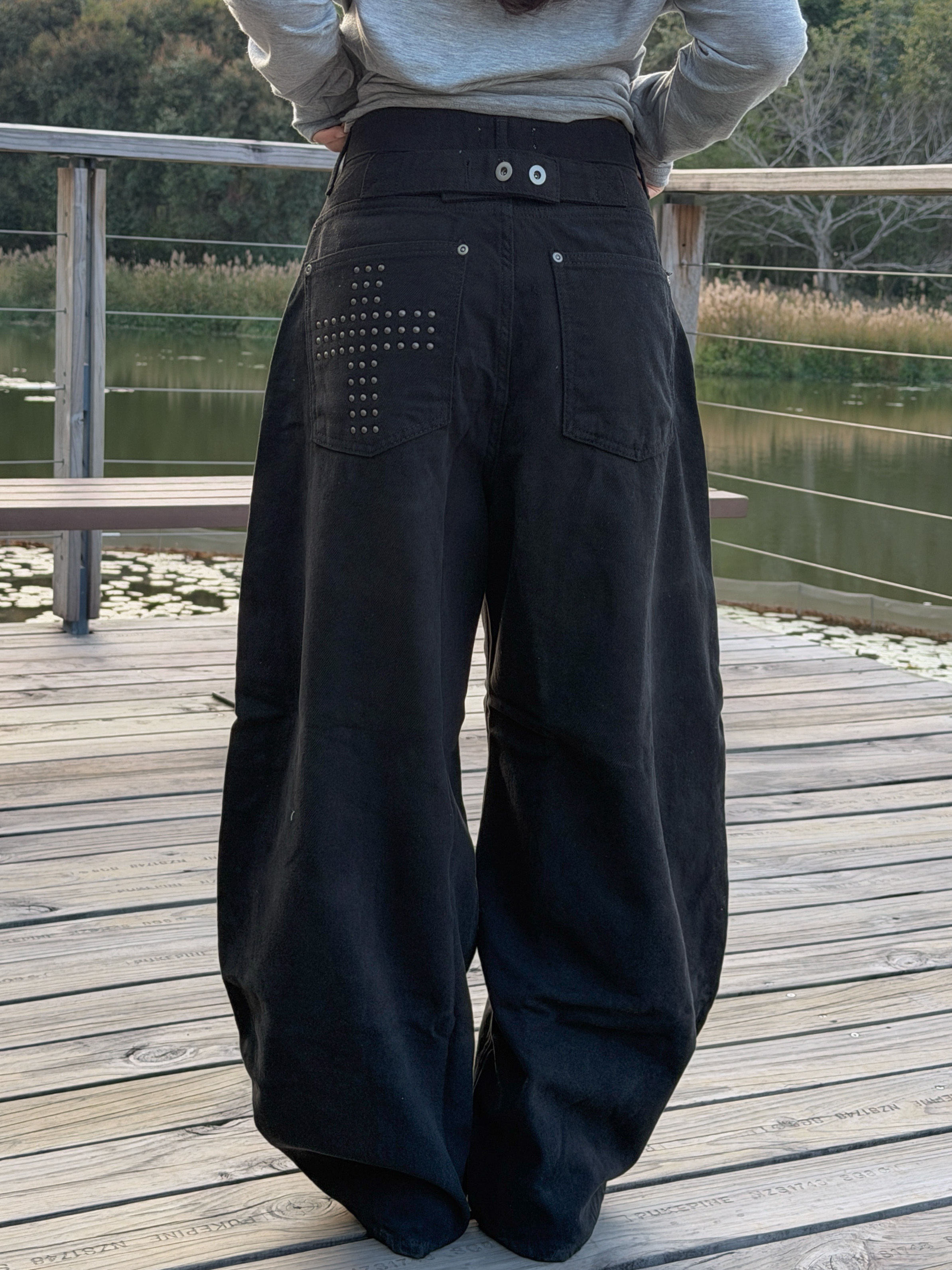 【網站限定優惠】鉚釘十字架彎刀褲