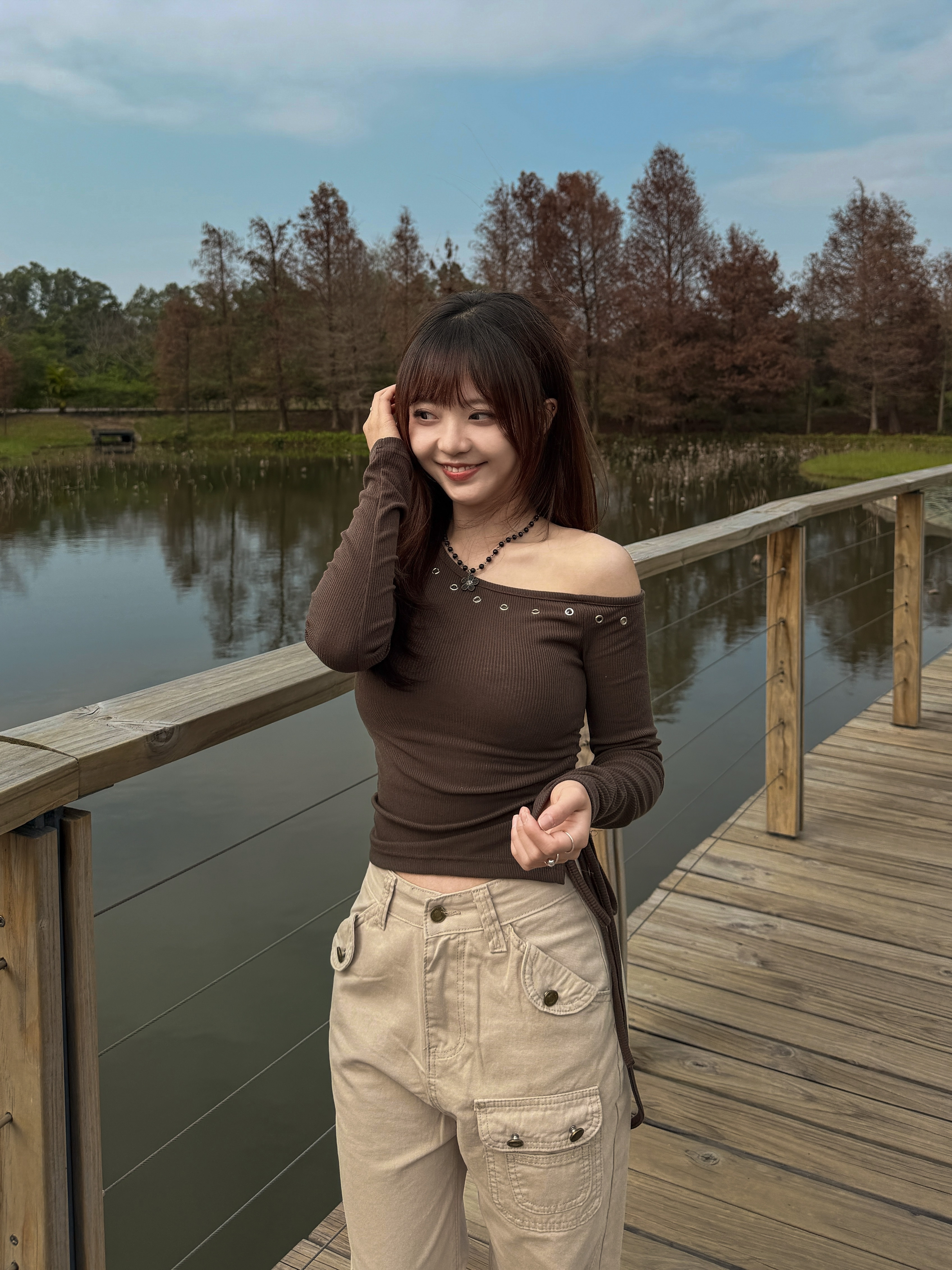 彈性滿分洞洞邊抽繩開叉單肩上衣