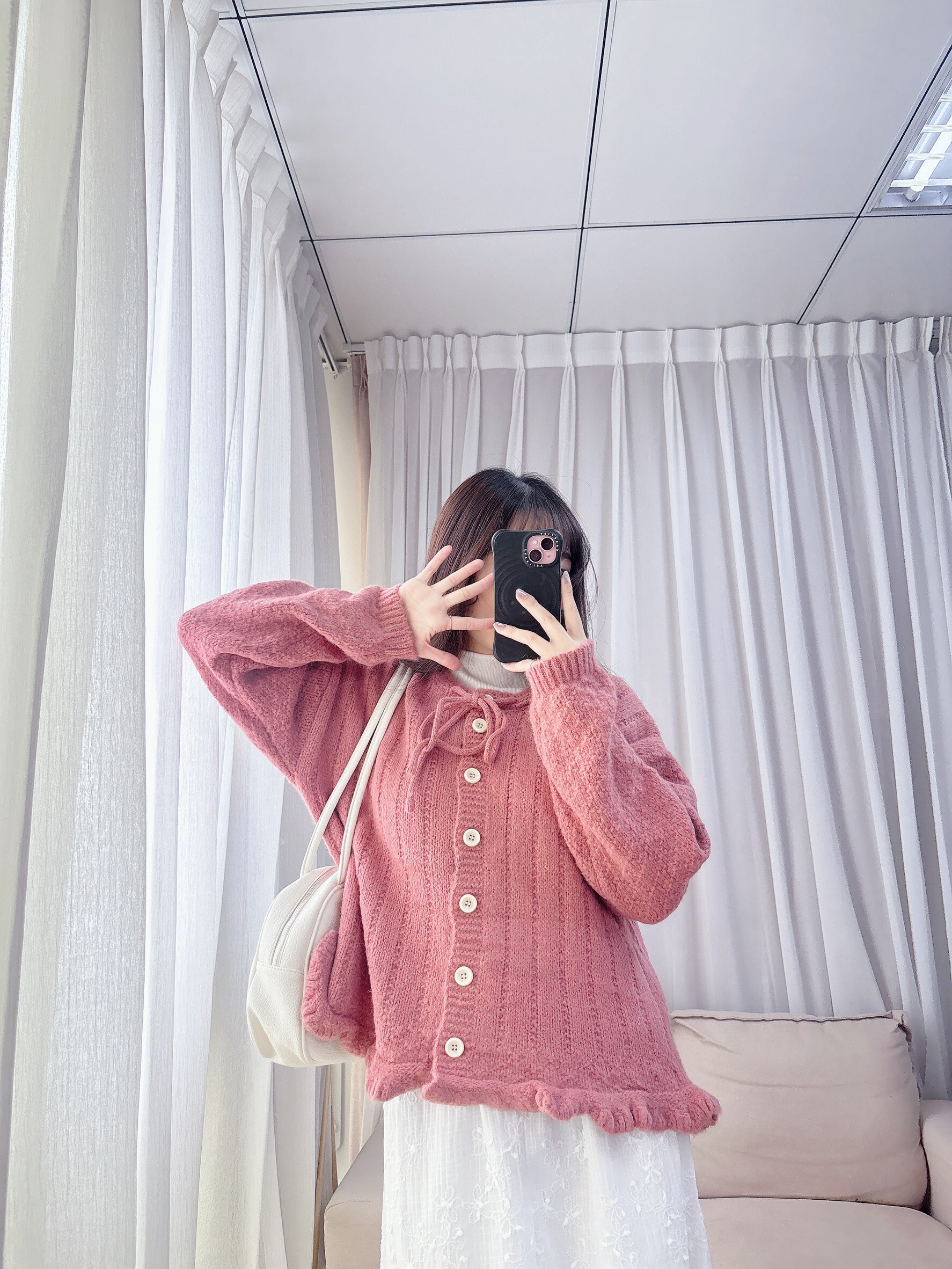 圓領下滾花邊排扣衣