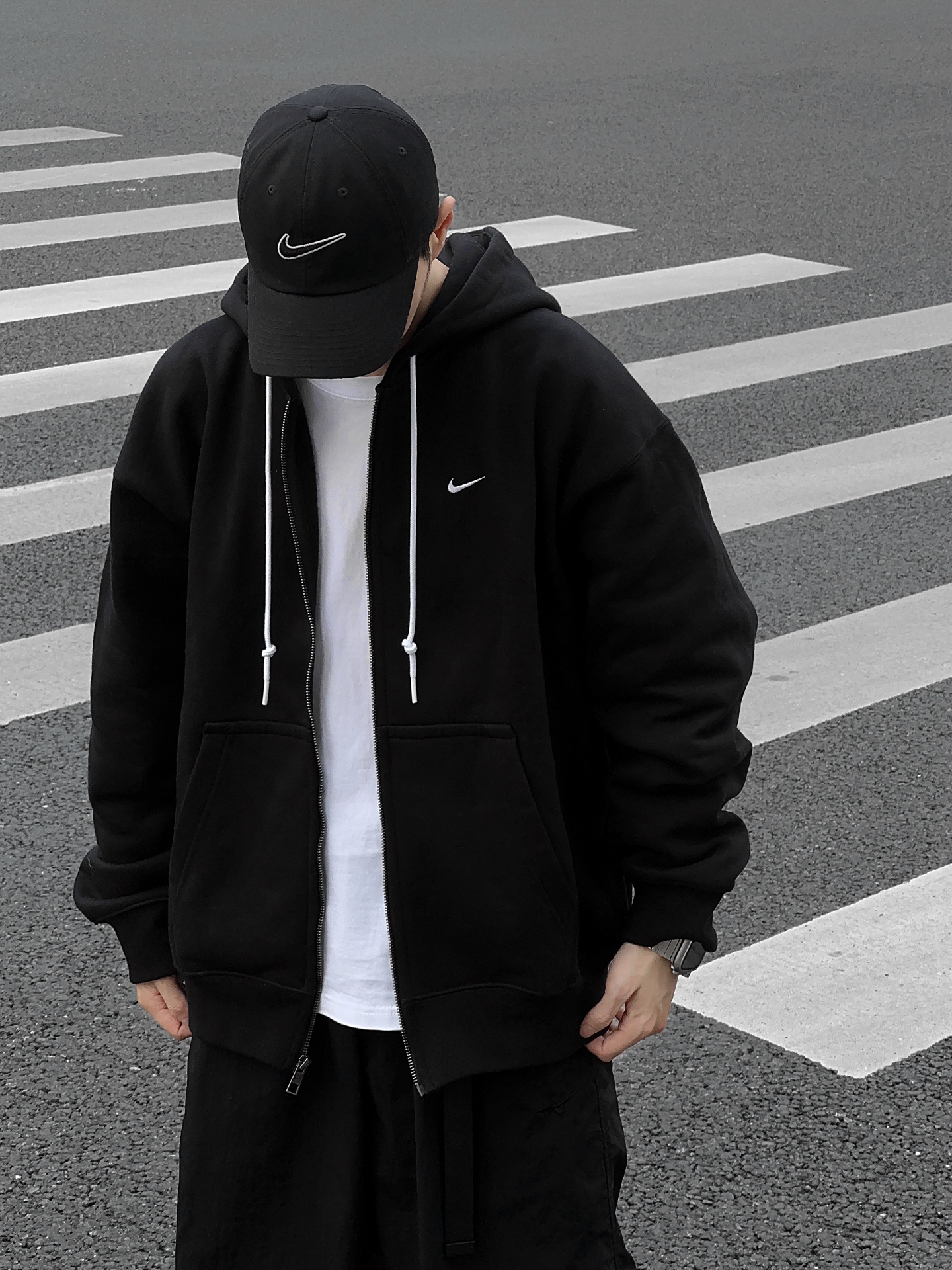 代購-Nike Solo Swoosh Logo 刺繡 開衫 拉鍊 連帽外套 黑色 DR0404-010