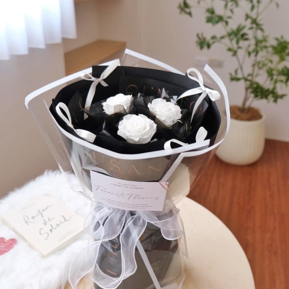 黑騎士高級感白玫瑰花束（3朵）/ 頂級厄瓜多永生玫瑰