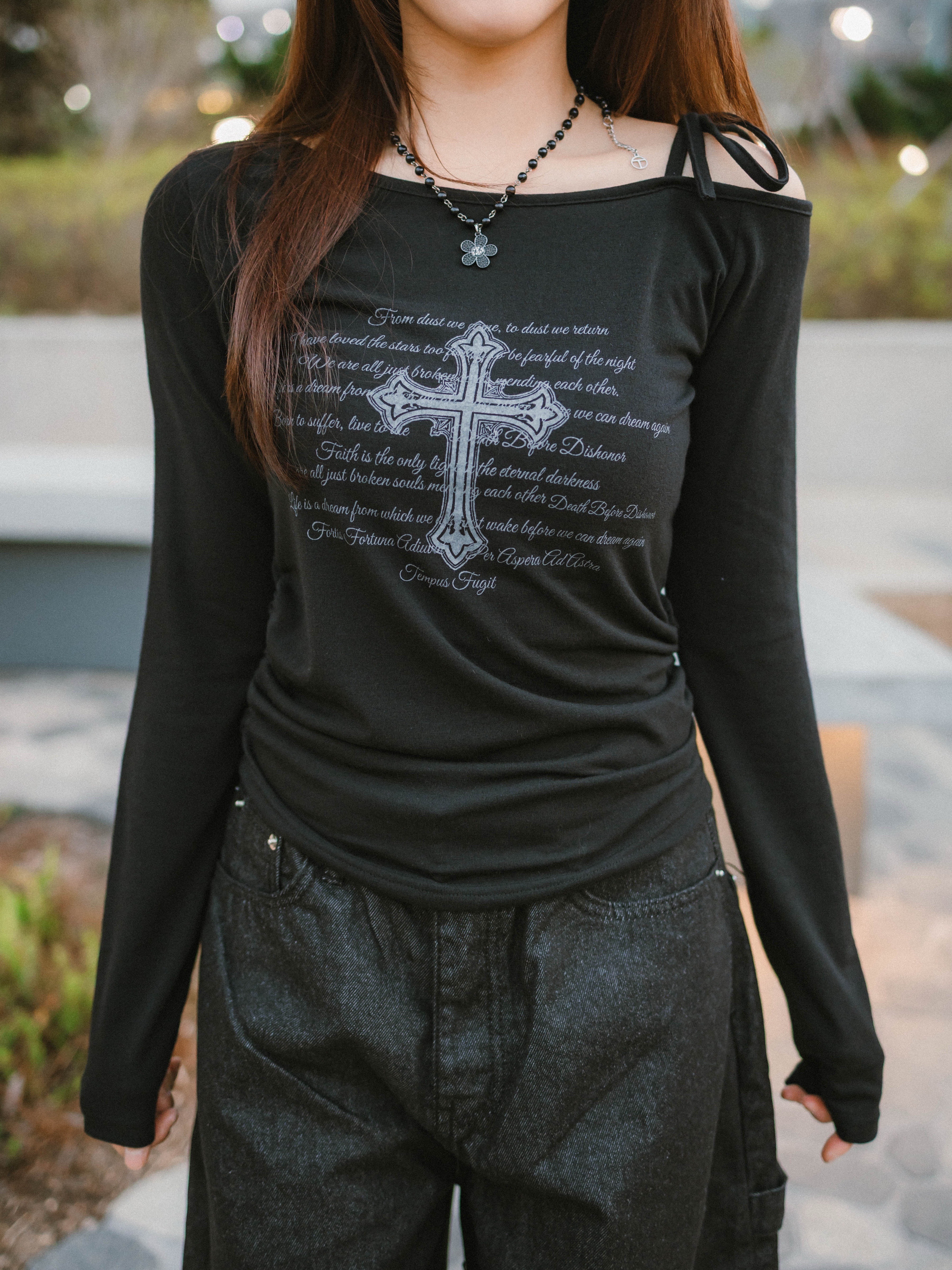 英文段落十字架單肩綁帶上衣