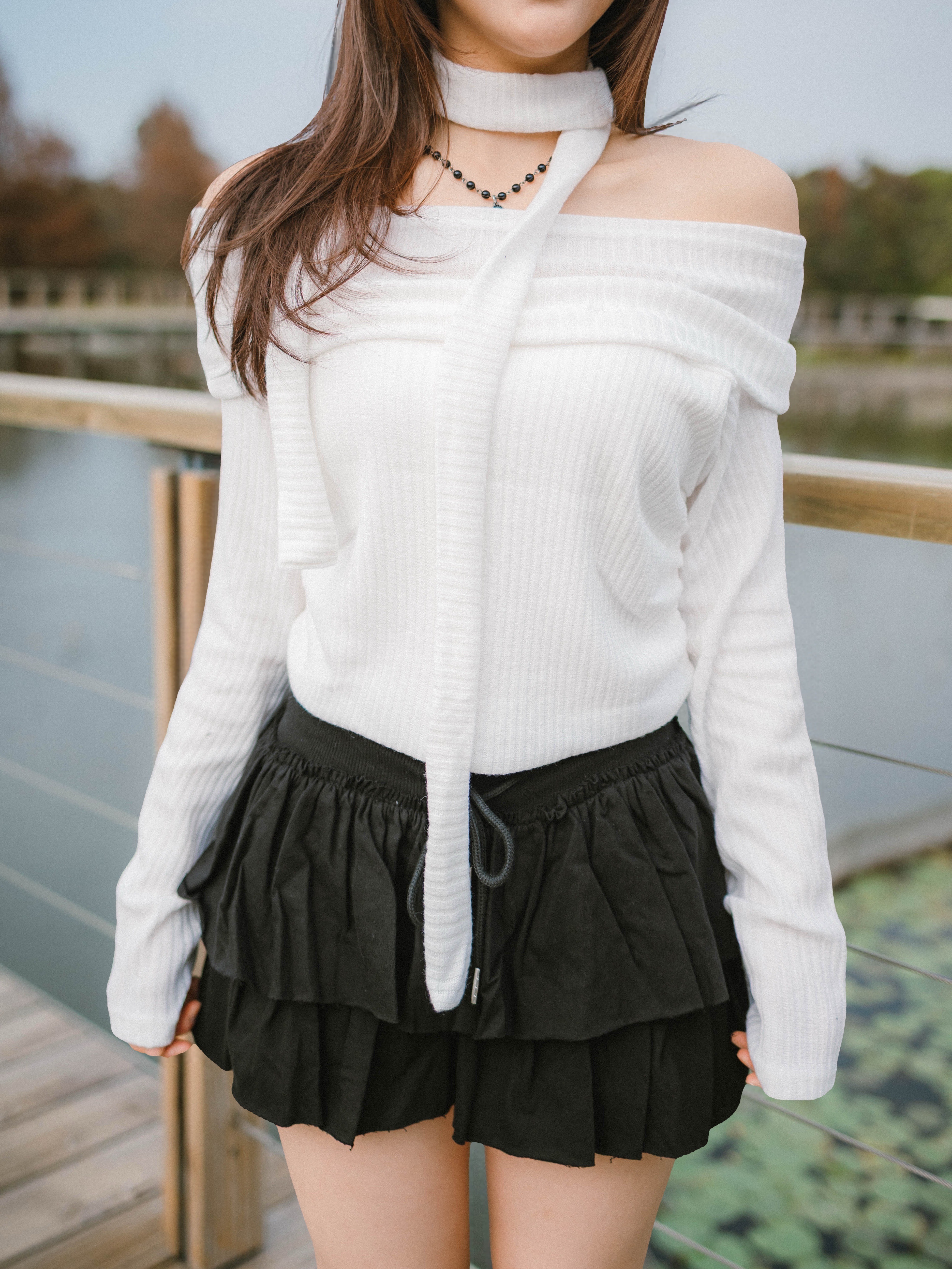 Ribbed Off Shoulder Top With Muffler