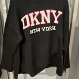 [S] DKNY BK/FSTV PINK VARSITY LOGO INTARSIA CREW NECK RELAXED SWEATER, DJ4R0362-I0X (SD1766)