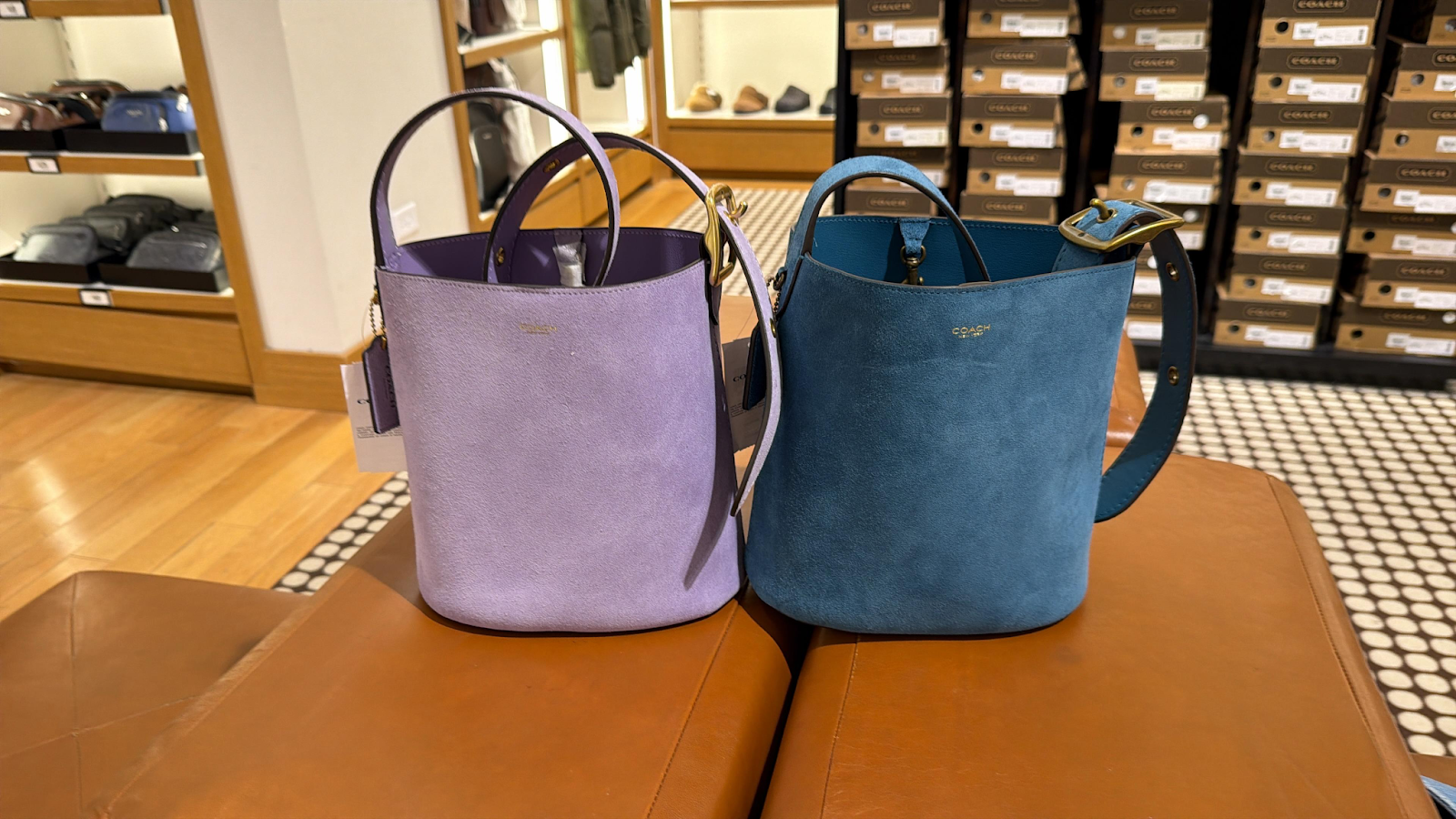 VR043 Coach 淨色猄皮水桶袋 26x22CM