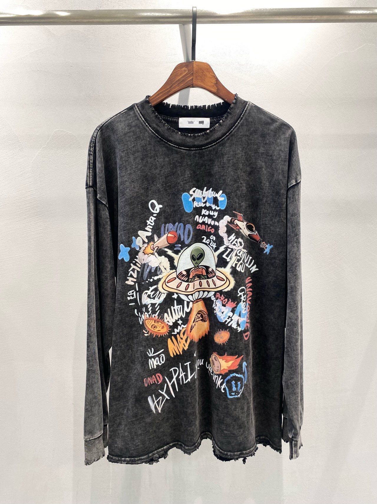 洗水英文字圖案長袖衫 T5911