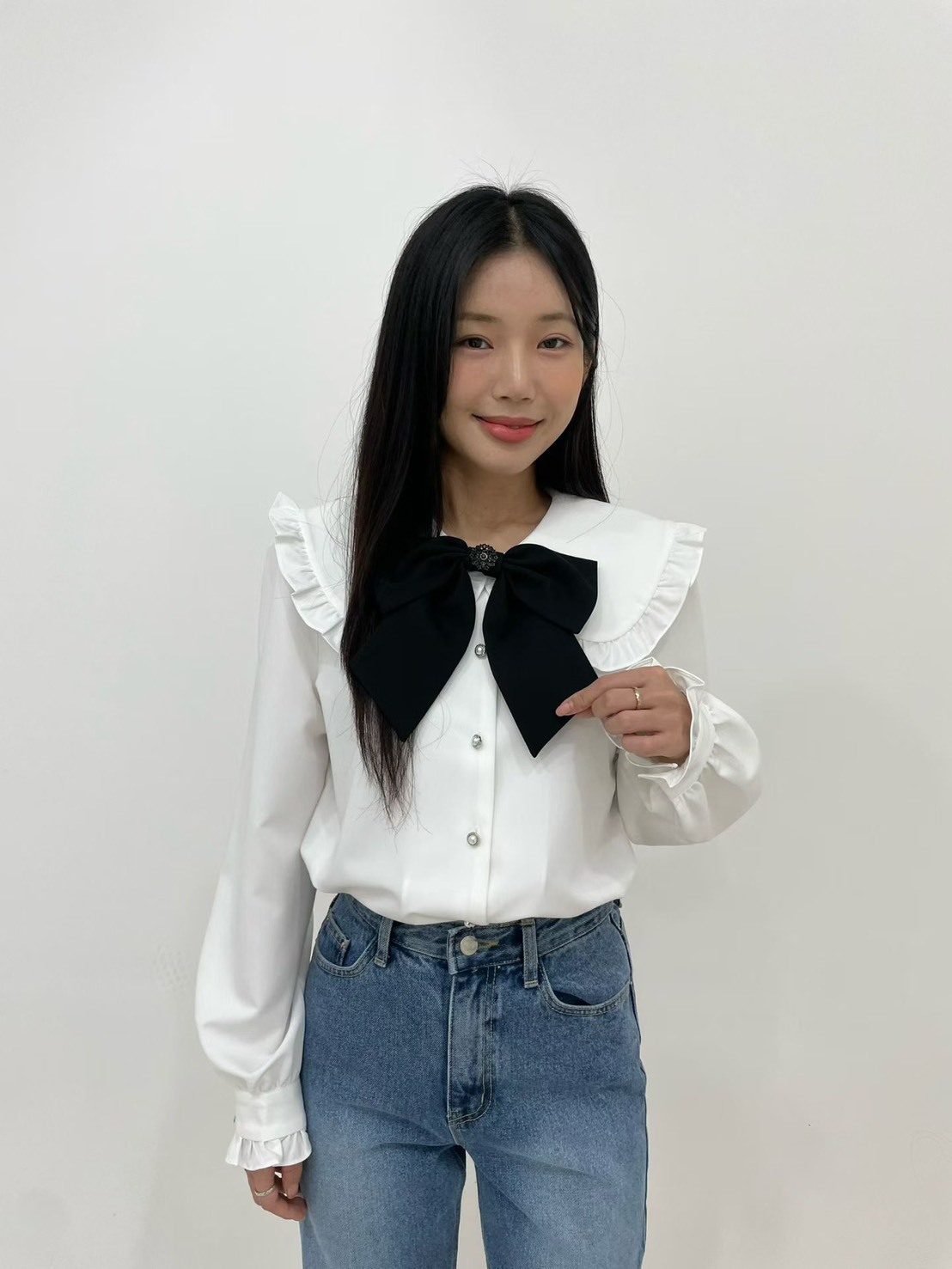 黑鑽結白襯衫