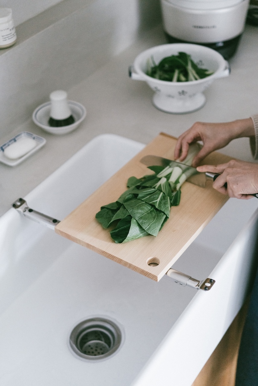 家事問屋日本製304不鏽鋼水槽砧板防滑架（可調整長度）