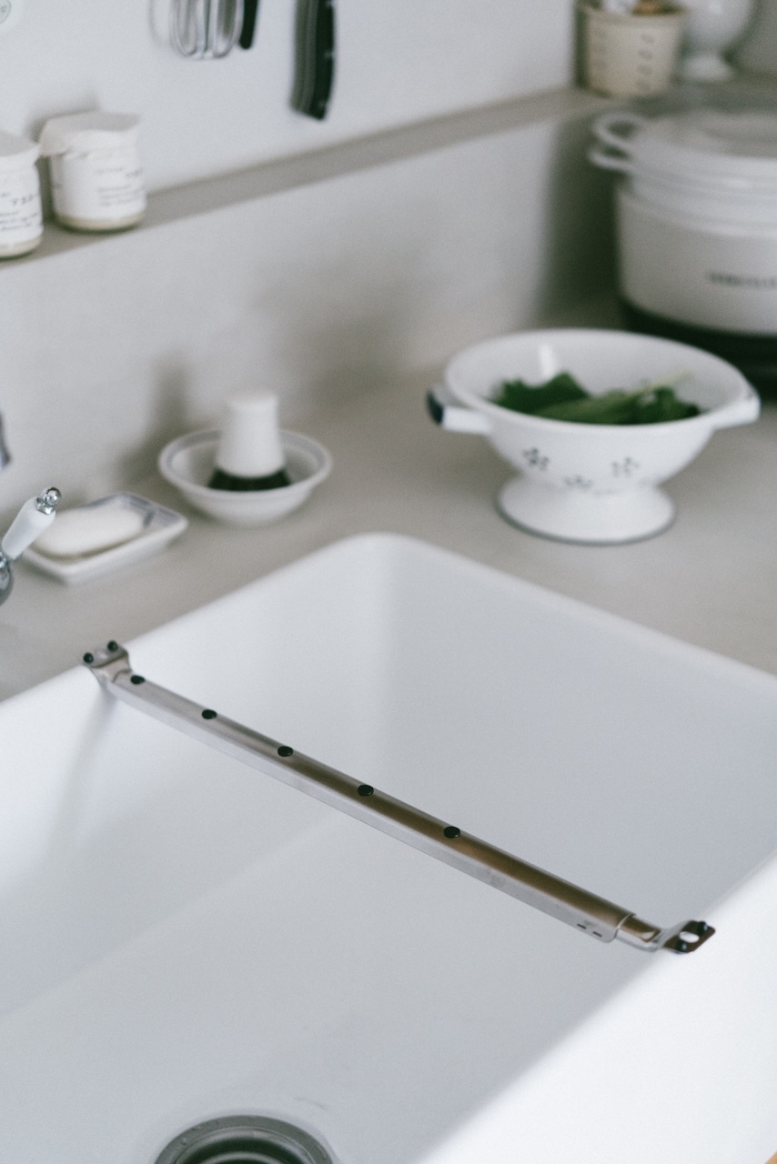 家事問屋日本製304不鏽鋼水槽砧板防滑架（可調整長度）