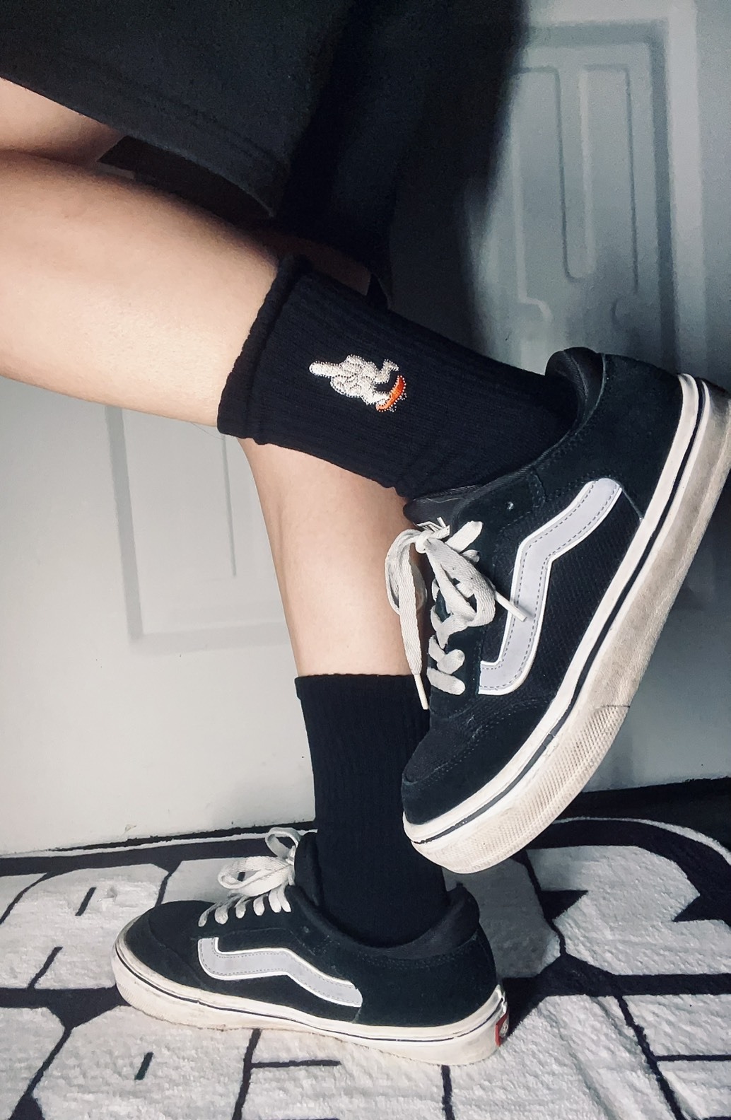 進擊滑板中指人刺繡毛巾長襪【SCSXU20】