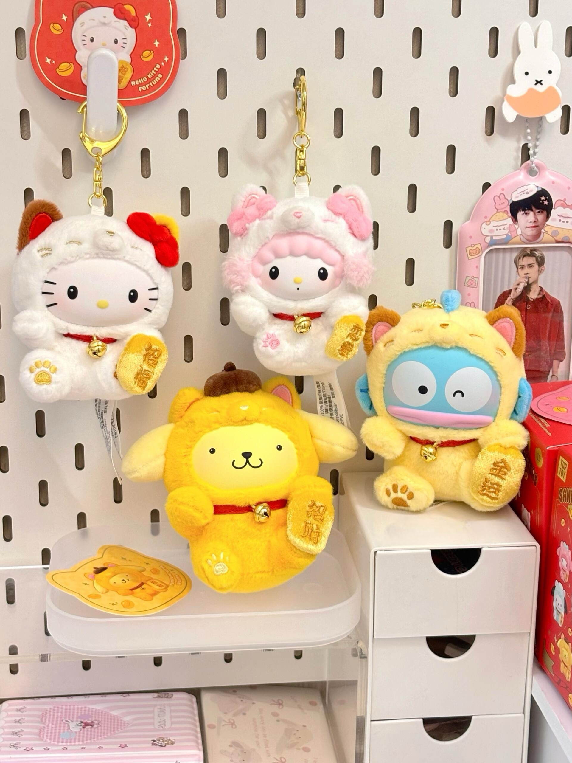 SANRIO 三麗鷗 正版授權 三麗鷗家族 招財貓系列 毛絨吊飾 毛絨公仔 鑰匙圈 新年限定 8+1款(任買兩件7-11免運)/預購