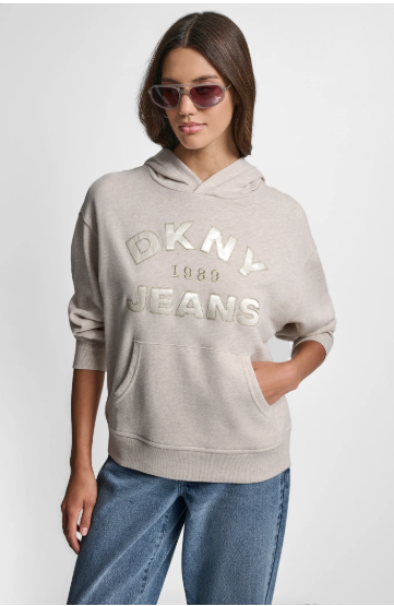 [S] DKNY CORTADO HEATHER/CHAMPAGNE DKNY JEANS SATIN APPLIQUE CHAINSTITCH LOGO SWEATSHIRT, DJ5T1603-E2E (SD1831)